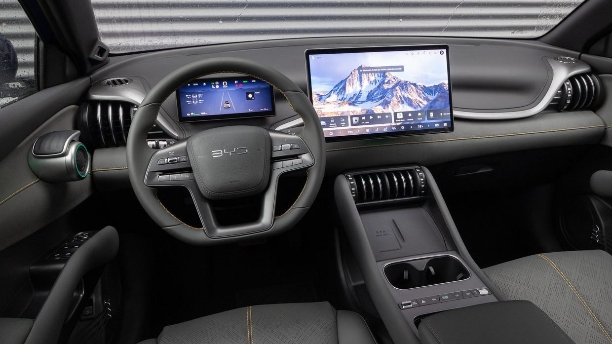 BYD 아토 3 실내 회전식 디스플레이와 인테리어