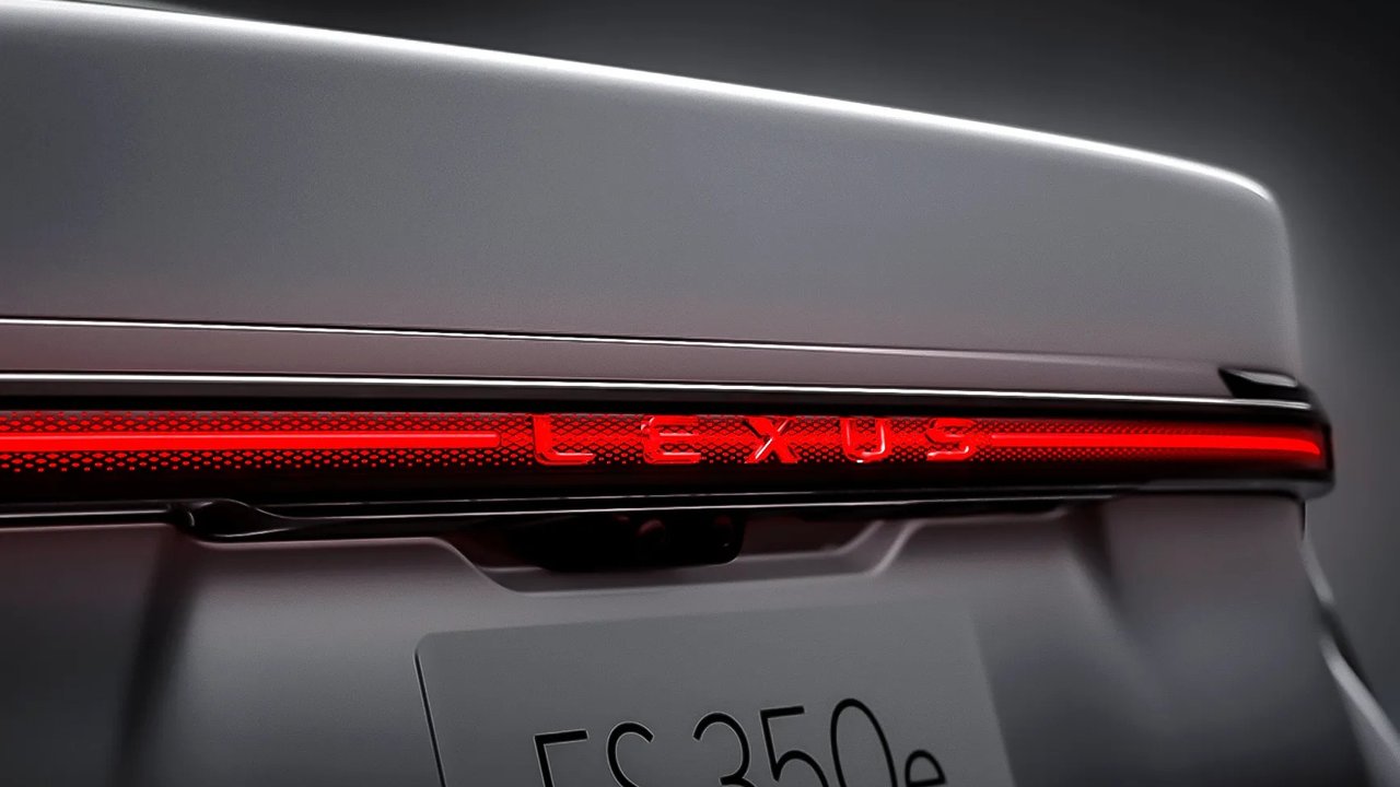 8세대 렉서스 올 뉴 ES 350e 후면 일루미네이티드 LEXUS 로고와 리어 램프
