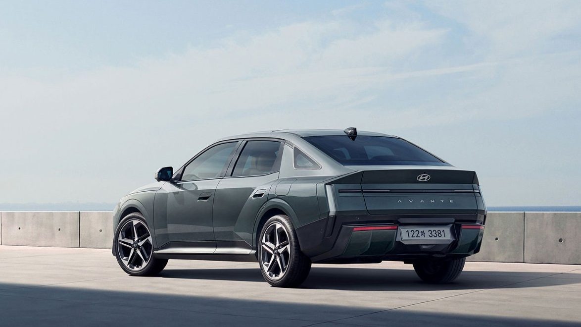 "올 블랙의 압도적 존재감?" 2026 BMW 7시리즈 740i 740d 블랙 트림 공식 출시, 수입 대형 세단 시장의 새로운 기준과 가치 분석