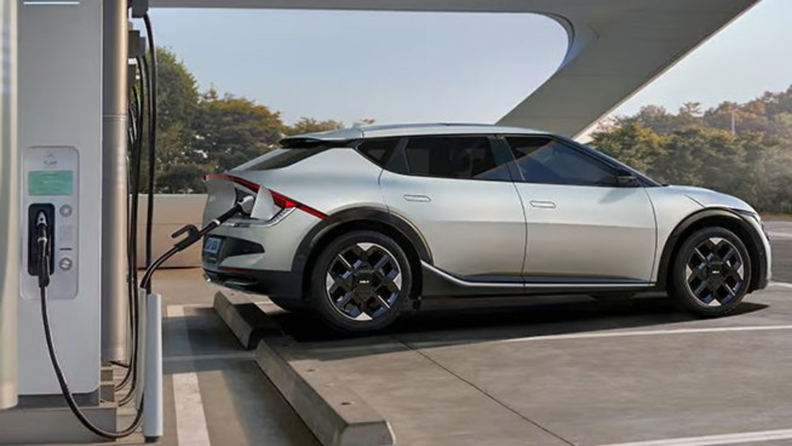 ๊ธฐ์ EV6, 350kW ์ด๊ธ์ ์ถฉ์ ์ ์ถฉ์ ๋ชจ์ต / ์ฌ์ง=๊ธฐ์