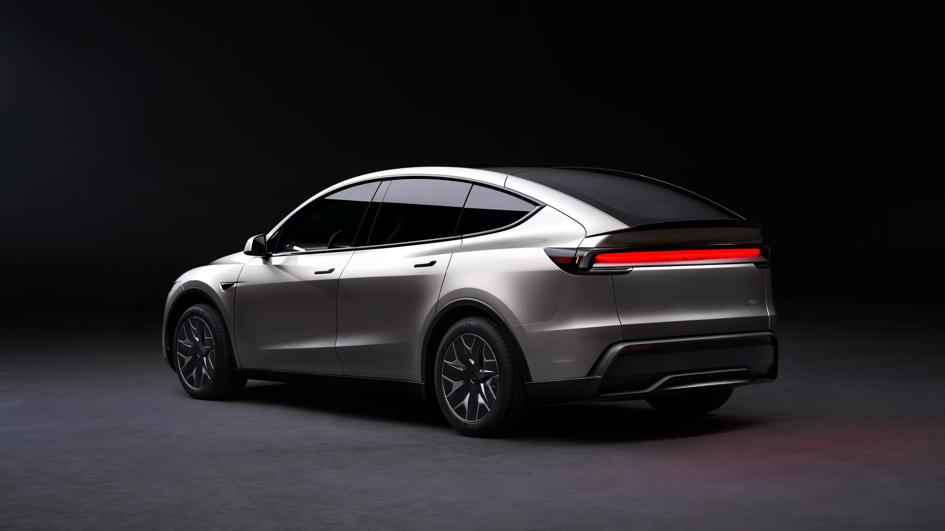"옵션 다이어트와 효율성의 반전" 테슬라 모델 Y 스탠 상세 분석 화보